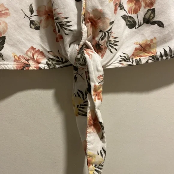 ❗2/$10❗Hollister button down floral shirt - Picture 6 of 8